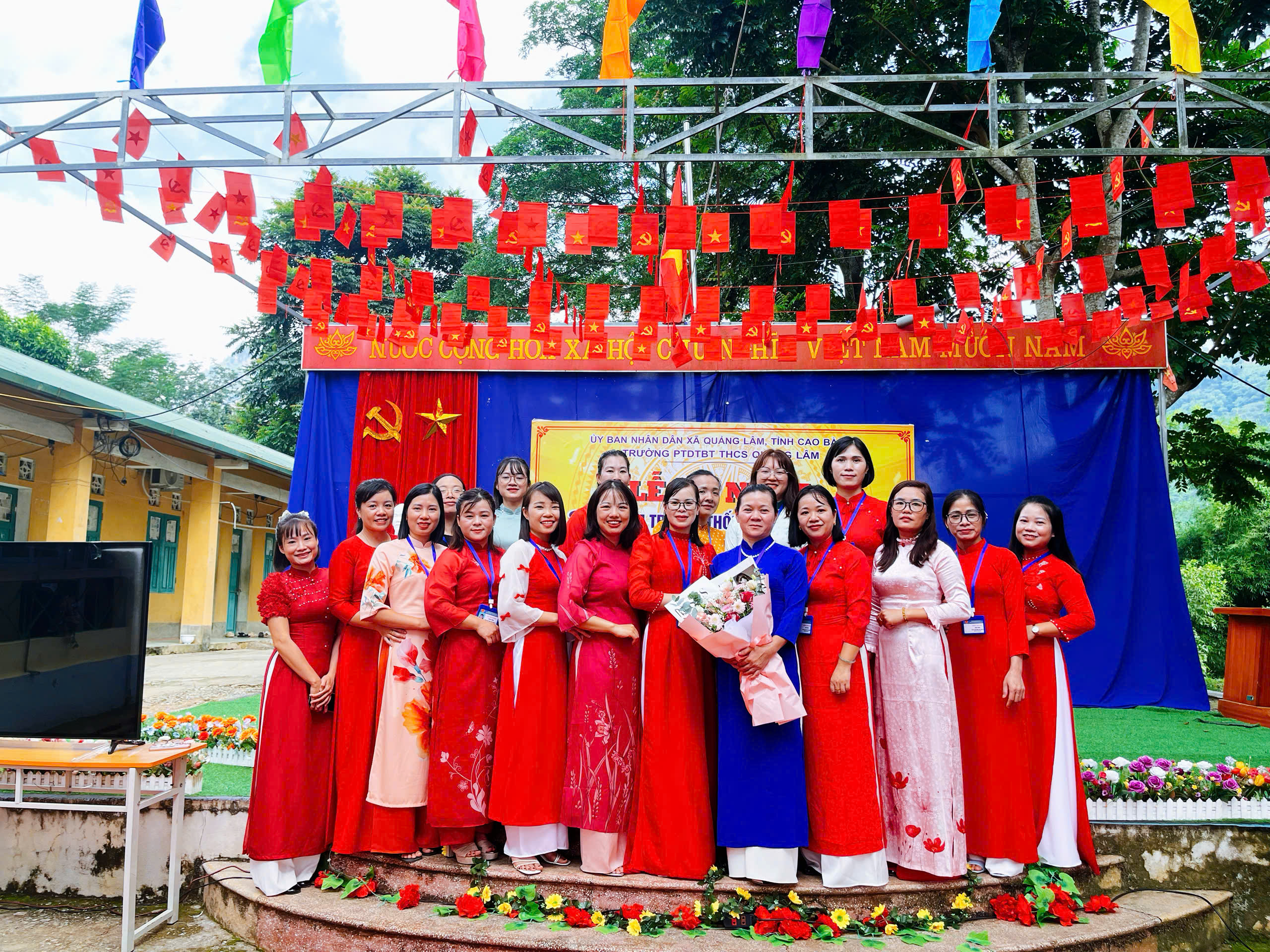 🎉 KHAI GIẢNG ĐẶC BIỆT – CHÀO MỪNG NĂM HỌC 2025-2026 🎉📚 Năm học 2025–2026 mở ra trong không khí thiêng liêng của 80 năm Quốc khánh 2/9 và cũng là dịp kỷ niệm 80 năm thành lập Bộ Quốc gia Giáo dục – cột mốc lịch sử của ngành. Hòa chung niềm vui ấy,Ngày 5/9/2025 thầy và trò trường PTDTBT THCS Quảng Lâm long trọng tổ chức Lễ Khai giảng năm học mới. 🌸 Năm học 2025-2026 là một lễ khai giảng đặc biệt khi cả nước cùng hòa chung niềm vui khai giảng trong cùng một khoảnh khắc, cùng tiếng trống trường vang lên, cùng nhịp đập rộn ràng trên khắp mọi miền Tổ quốc. 💐 Buổi lễ cũng là dịp chào đón các em học sinh lớp 6 – những thành viên mới của ngôi nhà PTDTBT THCS Quảng Lâm. Chúc các em nhanh chóng hòa nhập, tự tin, học tập thật tốt và có nhiều trải nghiệm ý nghĩa dưới mái trường mới. 💐💐 Với niềm tin, tinh thần đoàn kết và khí thế quyết tâm, thầy và trò PTDTBT THCS Quảng Lâm sẽ cùng nhau nỗ lực mỗi ngày, không ngừng học tập và rèn luyện để đạt được nhiều kết quả tốt. ✨ Xin kính chúc các thầy cô và các em học sinh một năm học mới thật nhiều niềm vui, hứng khởi và gặt hái nhiều thành tích đáng tự hào! 💐💐💐 💓💓 Xin chân thành cảm ơn quý vị đại biểu, khách quý, các bậc phụ huynh, các thầy cô giáo cùng các em học sinh đã tạo nên một buổi Lễ khai giảng trang trọng, đầy ý nghĩa này! 🌺🌿🌿 #KhaiGiang2025-2026 #trườngPTDTBTTHCSQuanglam #Quanglam