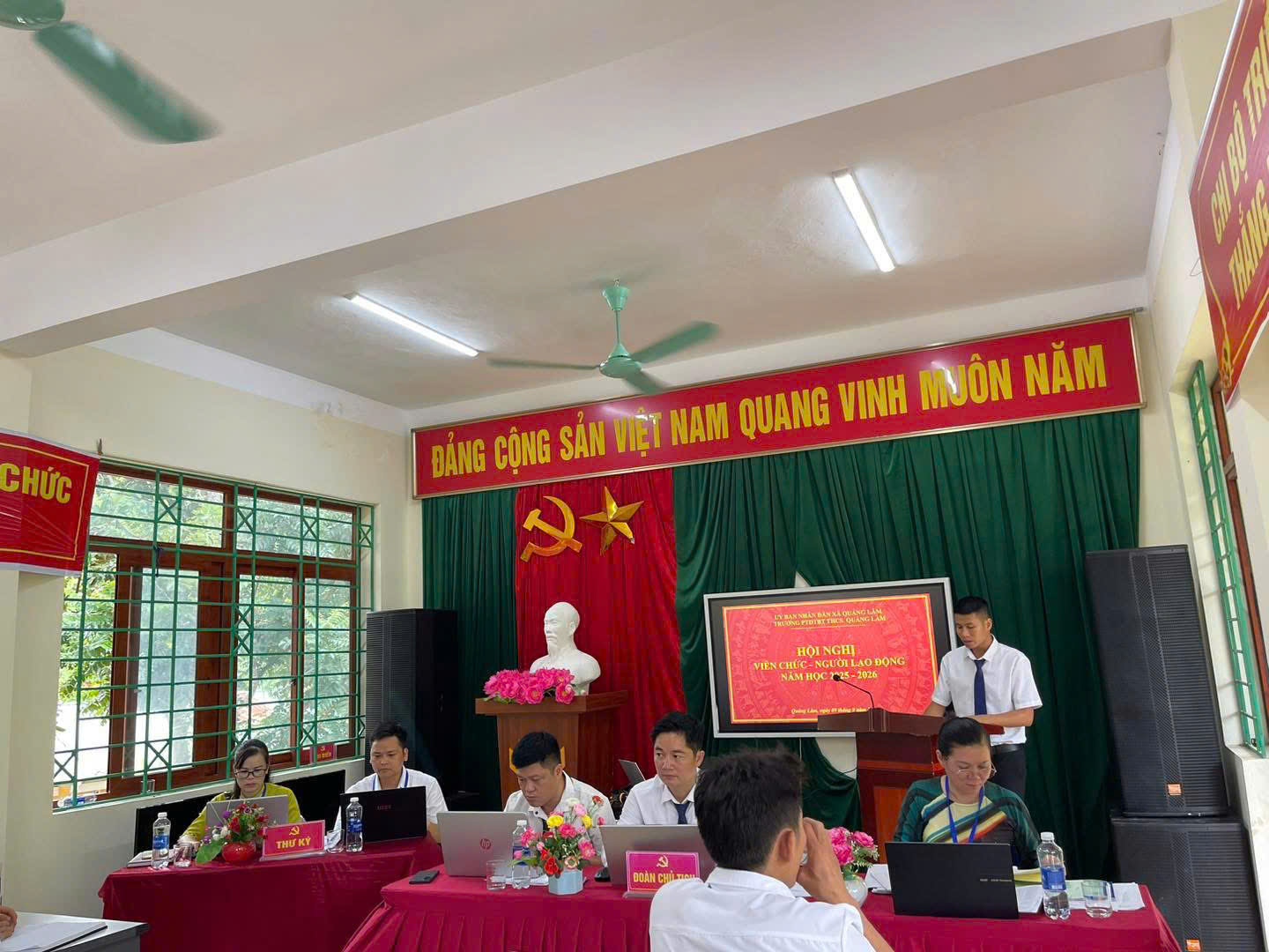 🪴 HỘI NGHỊ VIÊN CHỨC- NGƯỜI LAO ĐỘNG NĂM HỌC 2025–2026 🪴 🌸 Chiều ngày 9 tháng 9 năm 2025, Trường PTDTBT THCS Quảng Lâm đã long trọng tổ chức Hội nghị viên chức-người lao động năm học 2025–2026. 💐Tham dự Hội nghị có mặt đông đủ các đồng chí là cán bộ, giáo viên, nhân viên trong nhà trường. 💐 Hội nghị là dịp để tập thể cán bộ, giáo viên, nhân viên cùng nhau nhìn lại những kết quả đạt được trong năm học vừa qua, thẳng thắn trao đổi, thảo luận các giải pháp, đồng thời đề ra phương hướng, nhiệm vụ mới nhằm nâng cao chất lượng giáo dục trong năm học 2025-2026. 💐 Với tinh thần đoàn kết, dân chủ và trách nhiệm,các đồng chí CB-GV-NV đã đưa ra nhiều ý kiến đóng góp, xây dựng và các giải pháp nhằm nâng cao chất lượng giáo dục,và xây dựng nhà trường ngày càng vững mạnh hơn. 💐 Hội nghị diễn ra thành công tốt đẹp, phát huy trí tuệ tập thể, quyết tâm hoàn thành xuất sắc chỉ tiêu, nhiệm vụ Nghị quyết đã đề ra. Kính chúc các thầy cô trong năm học 2025–2026 phát huy những thành tích đã đạt được, phấn đấu thực hiện thắng lợi nhiệm vụ chính trị, tích cực đóng góp công sức và trí tuệ xây dựng trường ngôi trường ngày một vững mạnh hơn. 💐💐💐💐💐💐💐💐💐💐💐